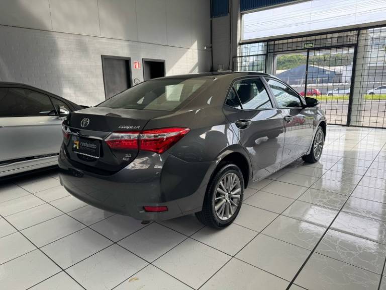 TOYOTA - COROLLA - 2016/2017 - Cinza - R$ 93.900,00