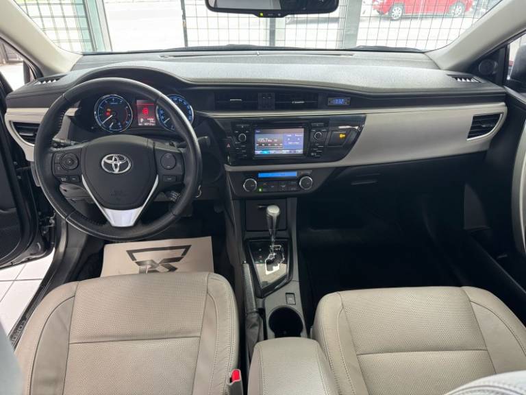 TOYOTA - COROLLA - 2016/2017 - Cinza - R$ 93.900,00