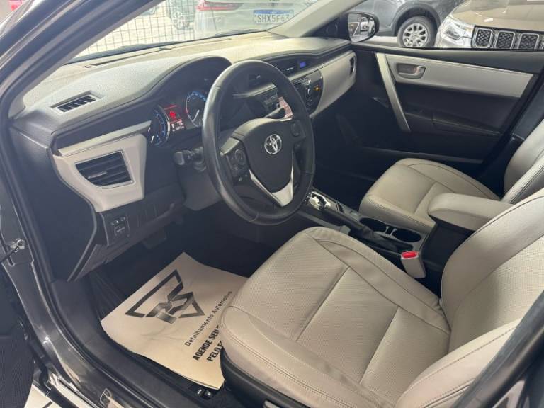 TOYOTA - COROLLA - 2016/2017 - Cinza - R$ 93.900,00