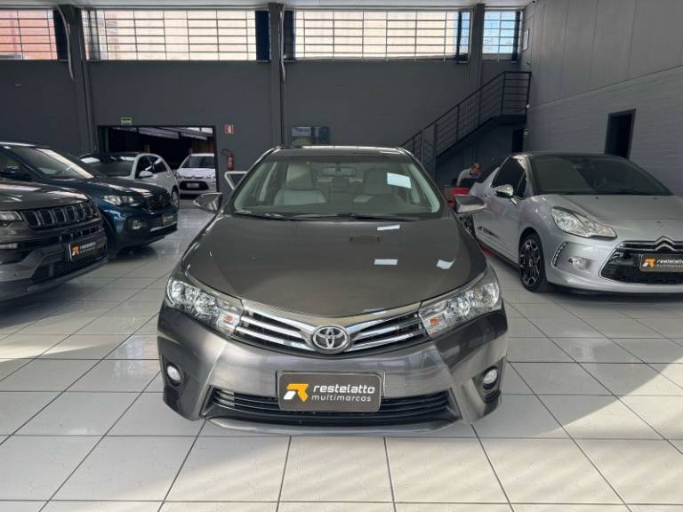 TOYOTA - COROLLA - 2016/2017 - Cinza - R$ 93.900,00