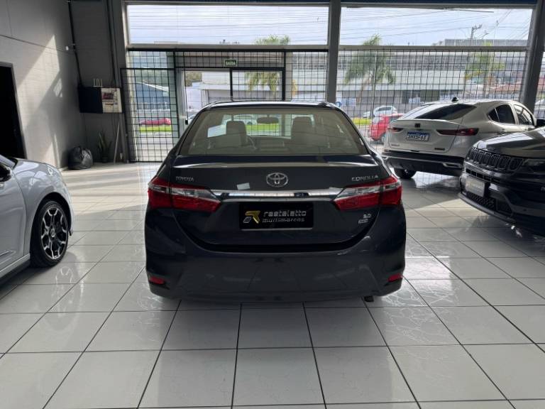 TOYOTA - COROLLA - 2016/2017 - Cinza - R$ 93.900,00
